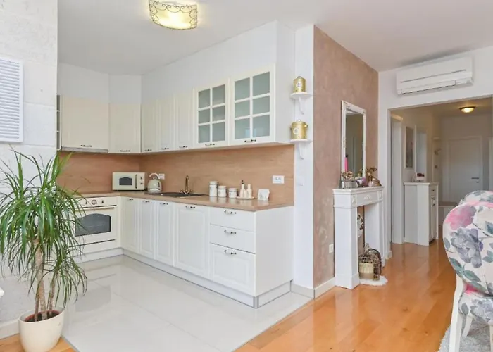 Hani 2 - Two Bedroom With Balcony And Sea View Apartment Makarska