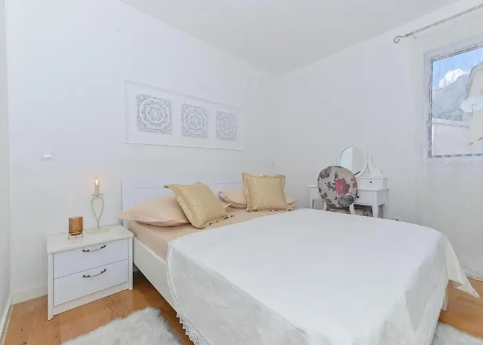 Hani 2 - Two Bedroom With Balcony And Sea View Apartment *